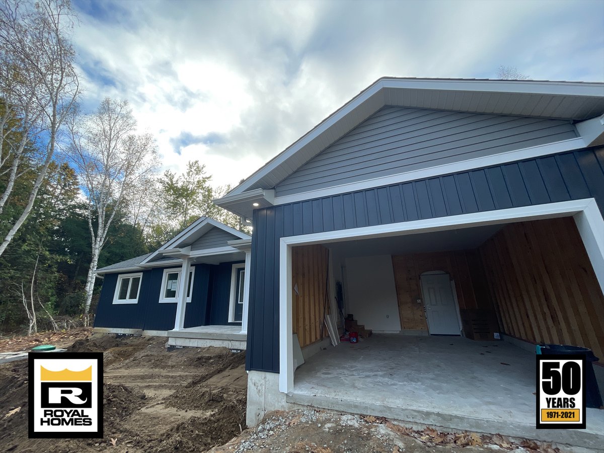 RoyalHomesCan's tweet photo. Some incredible #exterior views of Linda’s #custom #dream #home in #Udora! Set with 3 #prefab #modules in the summer. Finishing touches &amp; #landscaping now! #Georgina #UxbridgeTownship #prefabhomes #cottages #custombuilt #quality #MakeLifeBetter https://t.co/b32uhInak7