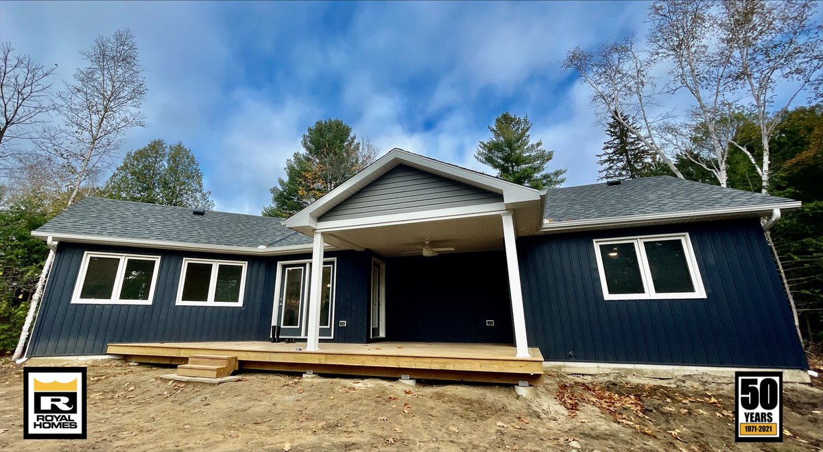 RoyalHomesCan's tweet photo. Some incredible #exterior views of Linda’s #custom #dream #home in #Udora! Set with 3 #prefab #modules in the summer. Finishing touches &amp; #landscaping now! #Georgina #UxbridgeTownship #prefabhomes #cottages #custombuilt #quality #MakeLifeBetter https://t.co/b32uhInak7
