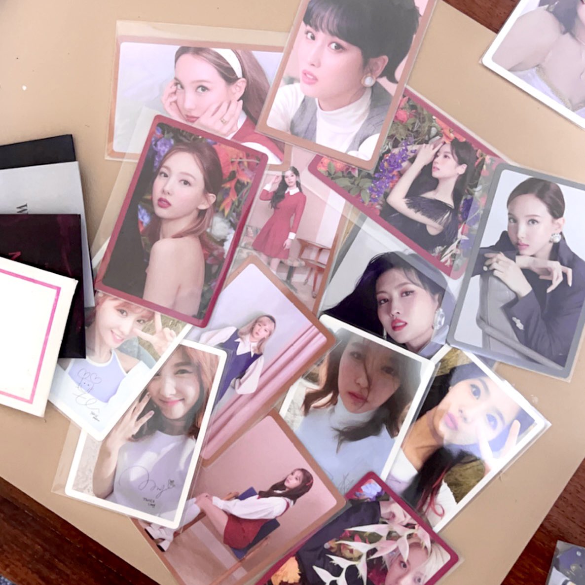 ellylovesnayeon's tweet photo. thank u po @mintcartzz 🥺💗 everything arrived safely, may kasama pang envelopes huhu thank u po 💖 https://t.co/WMtzbh8sjw