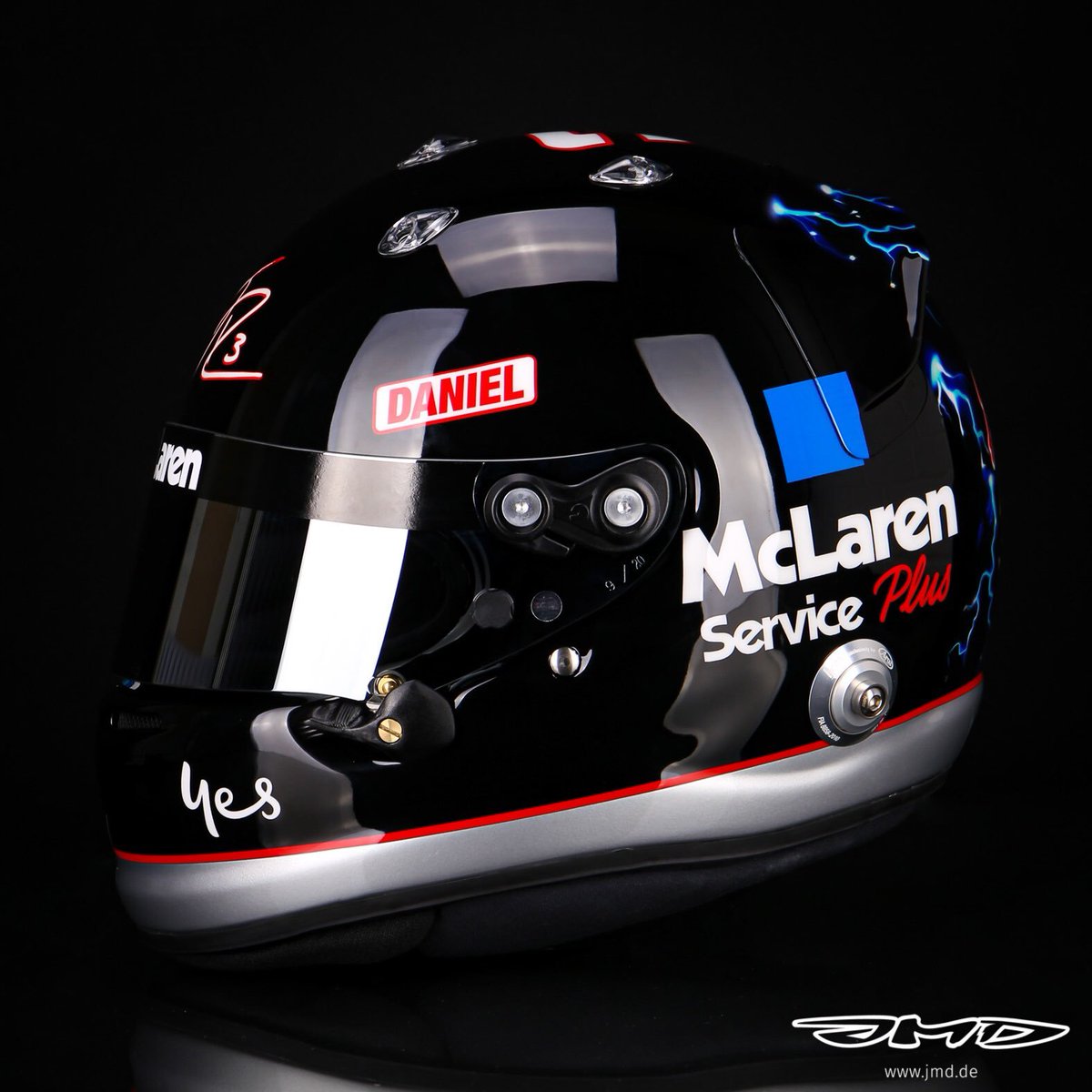 AuRupteur's tweet photo. 🇺🇸 Et le casque de Daniel Ricciardo pour l'#USGP, en honneur à son idole : Dale Earnhardt. #F1 https://t.co/dFopD0cXRJ