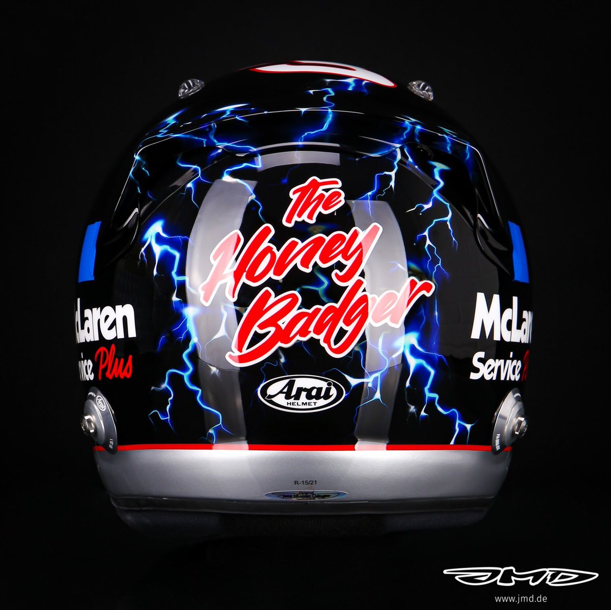 AuRupteur's tweet photo. 🇺🇸 Et le casque de Daniel Ricciardo pour l'#USGP, en honneur à son idole : Dale Earnhardt. #F1 https://t.co/dFopD0cXRJ