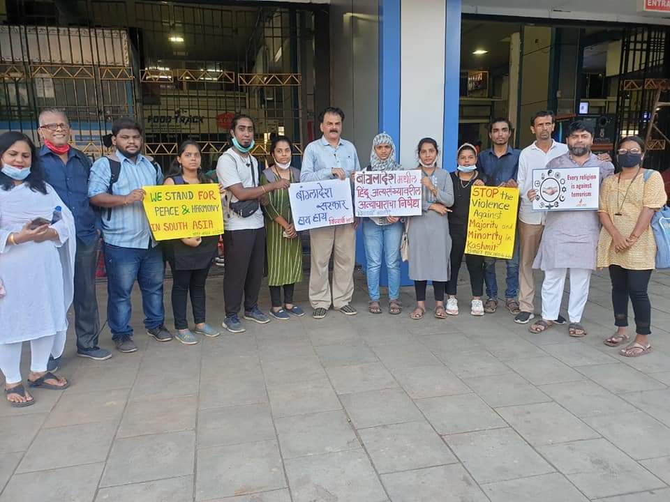 Vidyarthibharti's tweet photo. बांग्लादेश अल्पसंख्याक हिंदूंवर झालेल्या हिंसाचाराच्या निषेधार्थ विविध संघटनांसमवेत  विद्यार्थी भारती संघटनेने आज चर्चगेट स्थानकावर  जमून निषेध नोंदवले..... 
#vidyarthi_bharti 

@Vidyarthibharti 
@indira_ganaee https://t.co/E7Y2F35swl