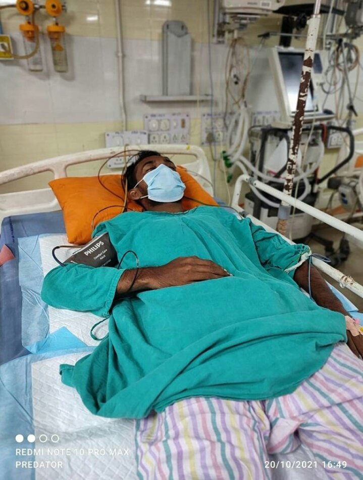 Indian__doctor's tweet photo. Condition of Indian doctors
No one covering this issue👇
SK Rajkumar, 3rd Prof Part 1, one of the students who was on Hunger Strike for last 17 days, 
Suddenly fell sick. As the condition deteriorated rapidly he was shifted to CCU
#StandWithRGKAR
@MamataOfficial 
@PMOIndia https://t.co/WwwHO4OAXu