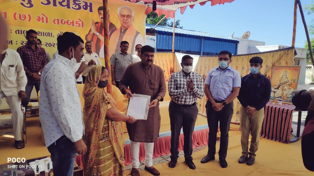 SAGARAHIR19's tweet photo. રાજકોટ તાલુકાના ગવરીદડ ગામમાં ૭માં તબક્કાના સેવાસેતુ કાર્યક્રમમાં માનનીય ગુજરાત રાજ્યમંત્રી સાહેબશ્રી અરવિંદભાઈ રૈયાણી,કલેકટર સાહેબશ્રી ઉપસ્થિત રહ્યા,વહીવટી તંત્ર દ્વારા તમામ ગ્રામજનોને સ્થળ પર જ વેક્સીનેશન,વિધવા સહાય,રેશનકાર્ડ તથા અન્ય બધી સેવા આપવામાં આવી@CMOGuj @CollectorRjt https://t.co/zdRSeuslbh