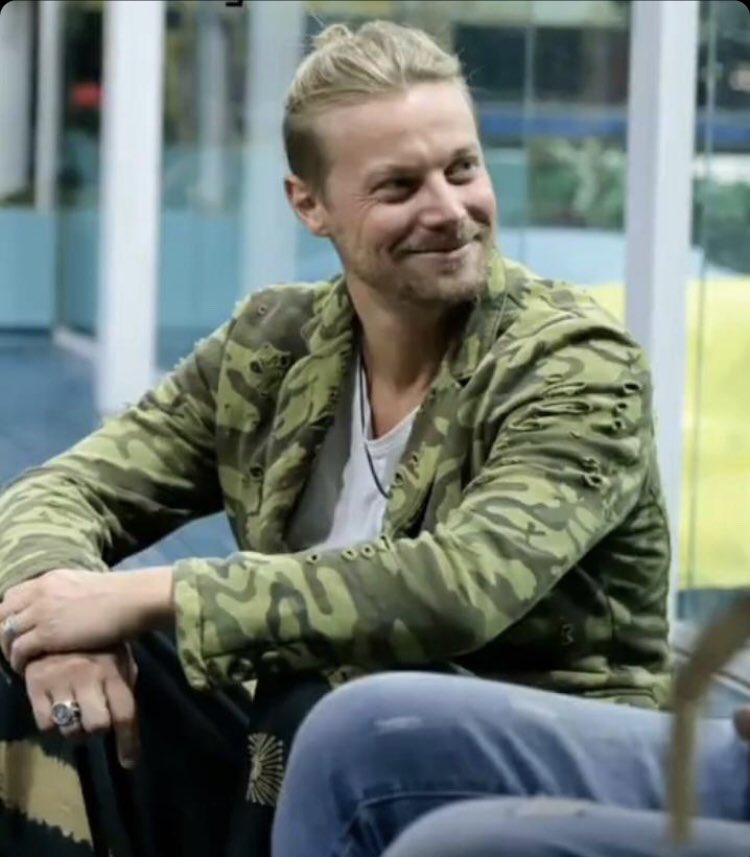 Labimbadidavide's tweet photo. Se parlano male di lui alle sue spalle è solo perché il loro posto è quello: dietro di lui😂❤️ #gfvip #gfvip6 https://t.co/Cw8UNW1Cbf