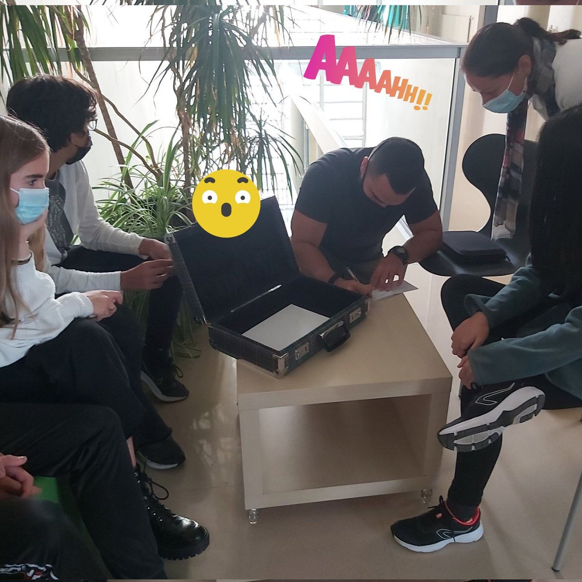 franceseoi's tweet photo. Attention!!!! 😮Ces élèves de français A2 ont déjà découvert ce qu'il y a dans la mallette surprise. Et vous? Pas encore? 😚🧐 #franceseoi #franceseoilleida #eoilleida #laviesourit #mallette #mallettesurprise #apprendreautrement #apprentissageslow #surprise @EOILleida https://t.co/WmB4z5059Z