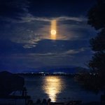 天変地異の前触れ!？とても珍しい『ムーンピラー』現象。