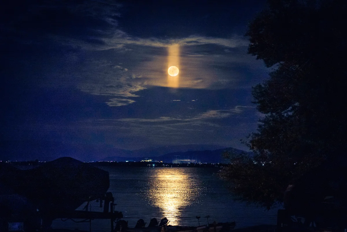 天変地異の前触れ！？とても珍しい『ムーンピラー』現象。