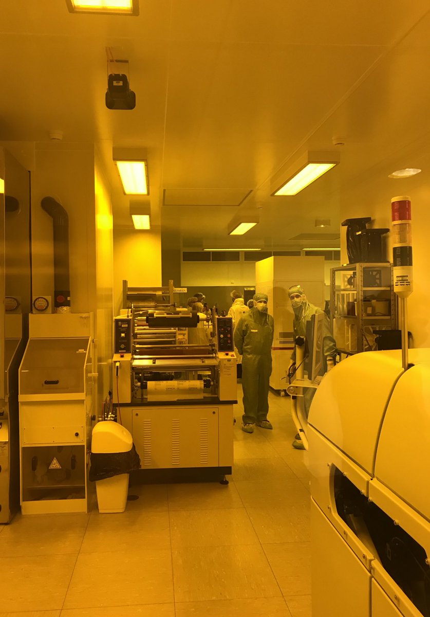 LaasCNRS's tweet photo. Liviu NICU, directeur du #LaasCNRS présente les grands axes de recherche du laboratoire @VidalFrederique avant l’accompagner pour une visite « en tenue » de la salle blanche. https://t.co/ZQZ5cdns9A