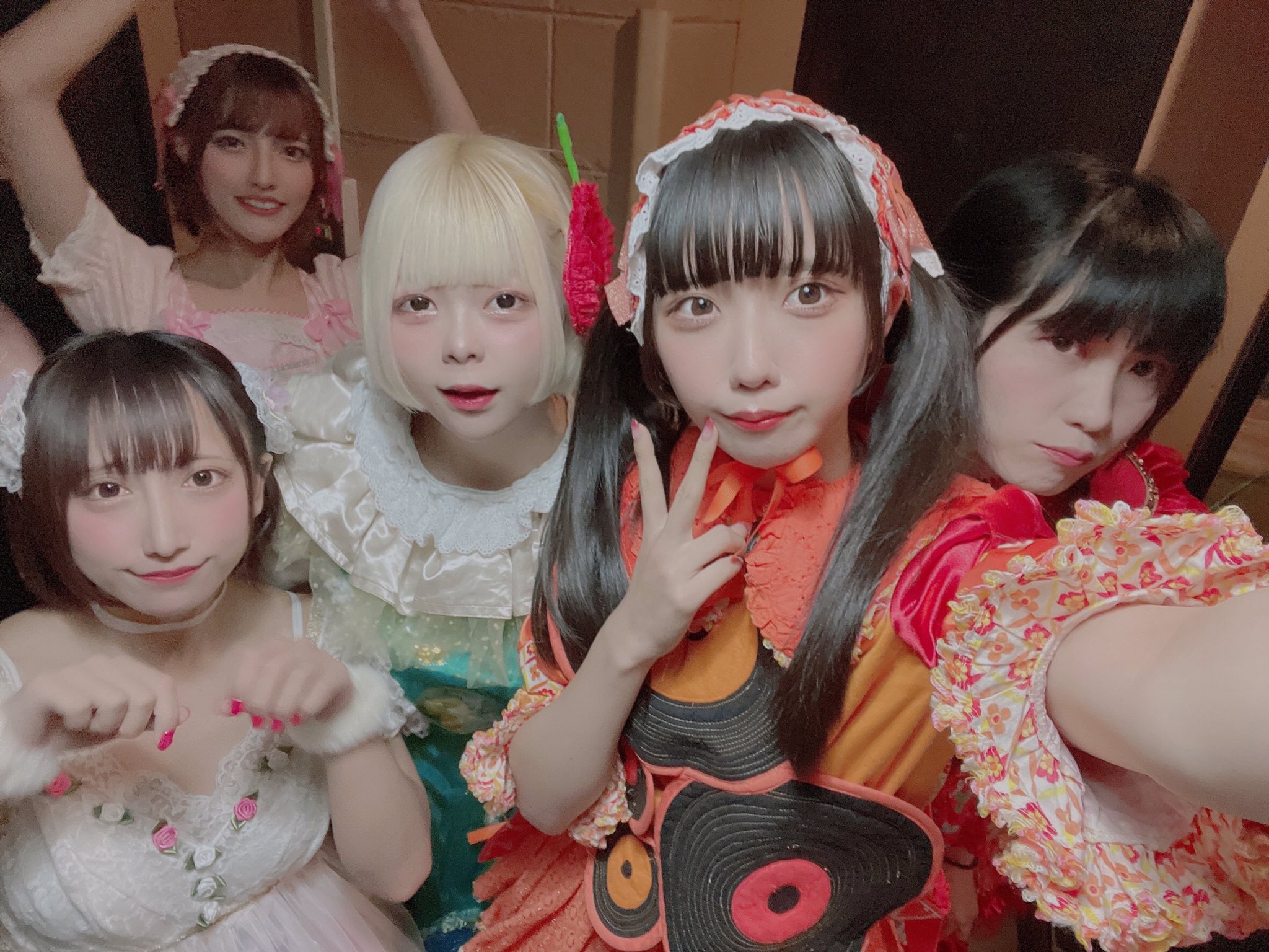 リト ウノチャン集合写真になると大体このコロンビアみたいなポーズしてて可愛い T Co 0gkf2uwvcj Twitter
