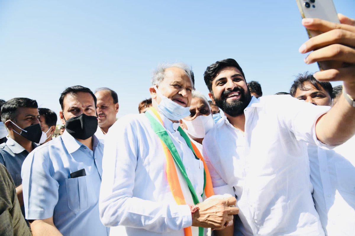 SunilChoudharyO's tweet photo. राजस्थान सरकार के मुख्यमंत्री आदरणीय श्री अशोक जी गहलोत के जोधपुर चाडी पधारने पर हवाई पट्टी पर शिष्टाचार भेंट की @ashokgehlot51 @VaibhavGehlot80 https://t.co/cdRyjsPftt