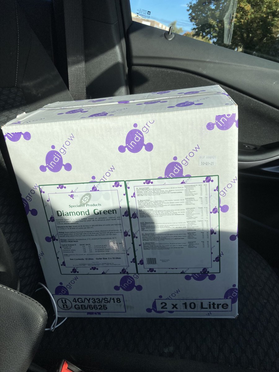 DIndigrow's tweet photo. When needs must! Fuzz going a bit nuts down south. 

Special delivery to get a spray down before the weekend. 

Have a great weekend all👍 https://t.co/QFHdUYhhsf