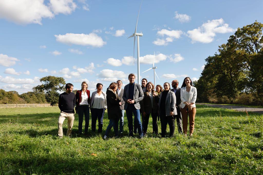 yjadot's tweet photo. Les énergies renouvelables créent plus d’emplois et coûtent moins cher que l’énergie nucléaire.
À Saint-Père-en-Retz nous avons rencontré aujourd’hui des acteurs de la filière éolienne et des élus.
Offrons à la France un mix énergétique bon pour le climat et sans danger. https://t.co/0bpQCwBqGU