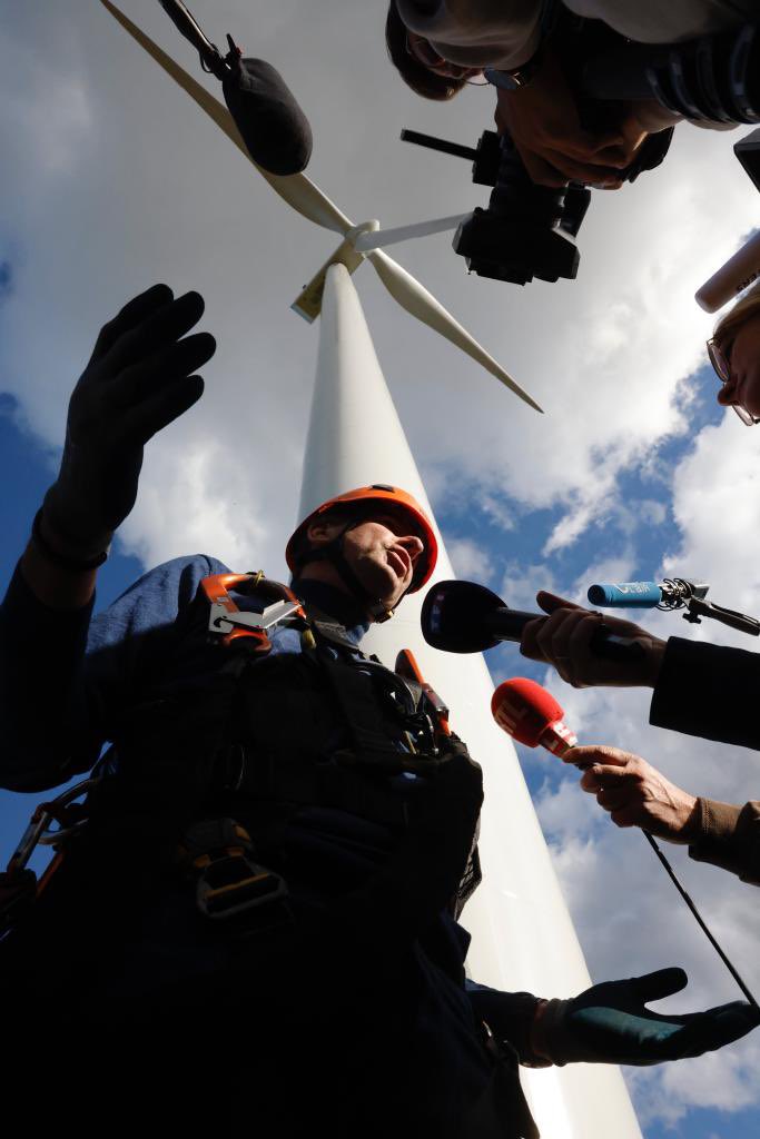 yjadot's tweet photo. Les énergies renouvelables créent plus d’emplois et coûtent moins cher que l’énergie nucléaire.
À Saint-Père-en-Retz nous avons rencontré aujourd’hui des acteurs de la filière éolienne et des élus.
Offrons à la France un mix énergétique bon pour le climat et sans danger. https://t.co/0bpQCwBqGU