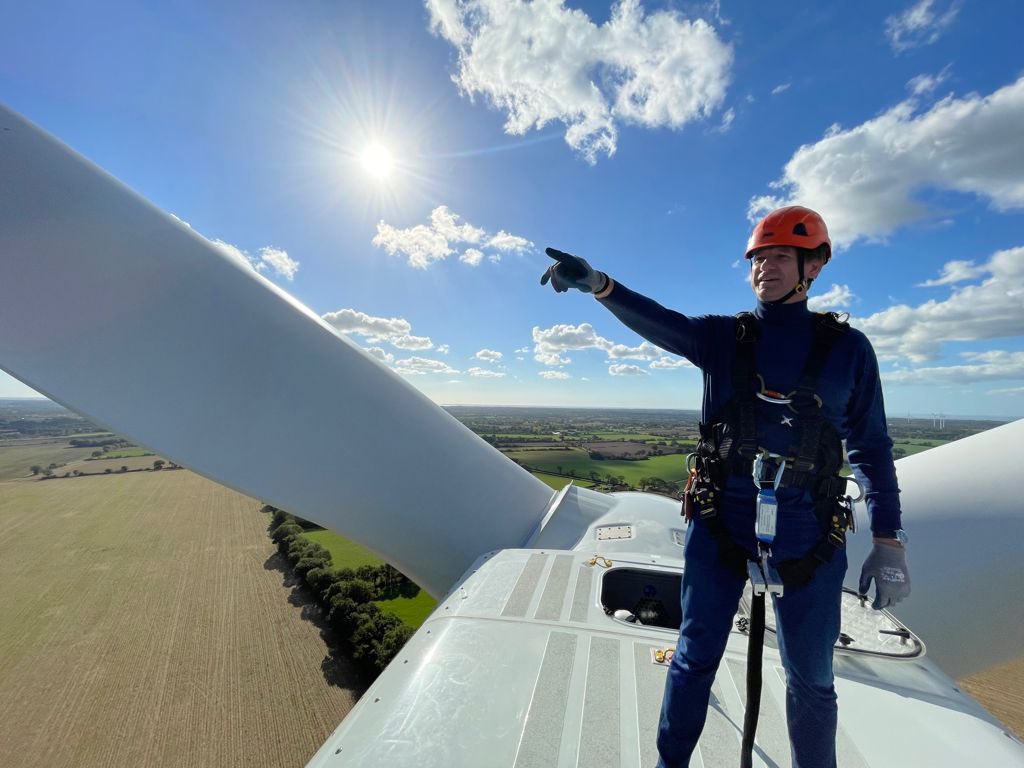 yjadot's tweet photo. Les énergies renouvelables créent plus d’emplois et coûtent moins cher que l’énergie nucléaire.
À Saint-Père-en-Retz nous avons rencontré aujourd’hui des acteurs de la filière éolienne et des élus.
Offrons à la France un mix énergétique bon pour le climat et sans danger. https://t.co/0bpQCwBqGU