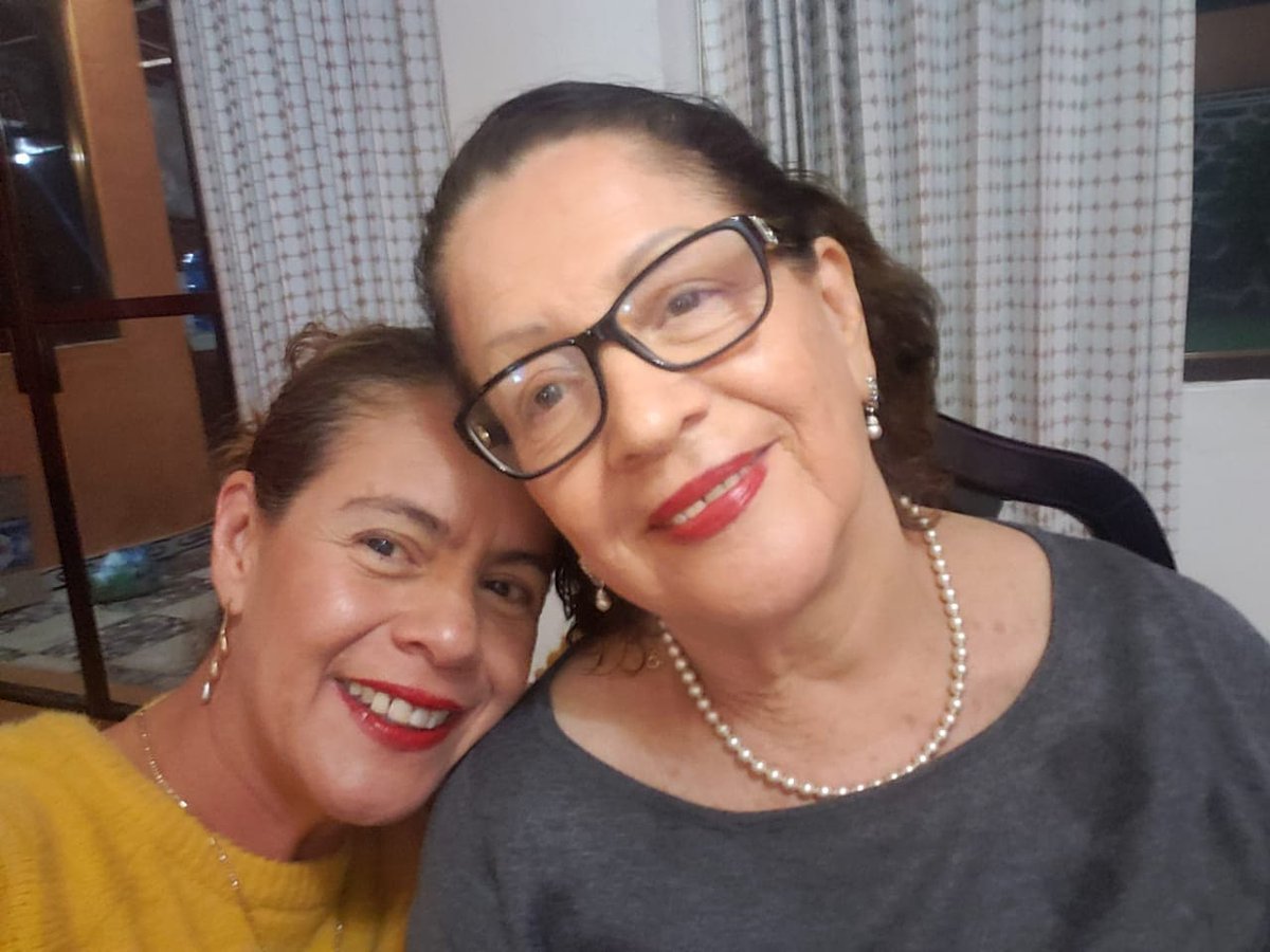 RosalinaTrabaja's tweet photo. Mamá tu partida de este mundo a la casa del Padre me duele pero tu gran amor que me diste a mí y a mi familia compensa ahora tu ausencia. Siempre admire de tí tu nobleza, la paciencia, tu elegancia, belleza física y tu profunda vocación de Maestra. Te amo. https://t.co/8AVaJ7X7Gt