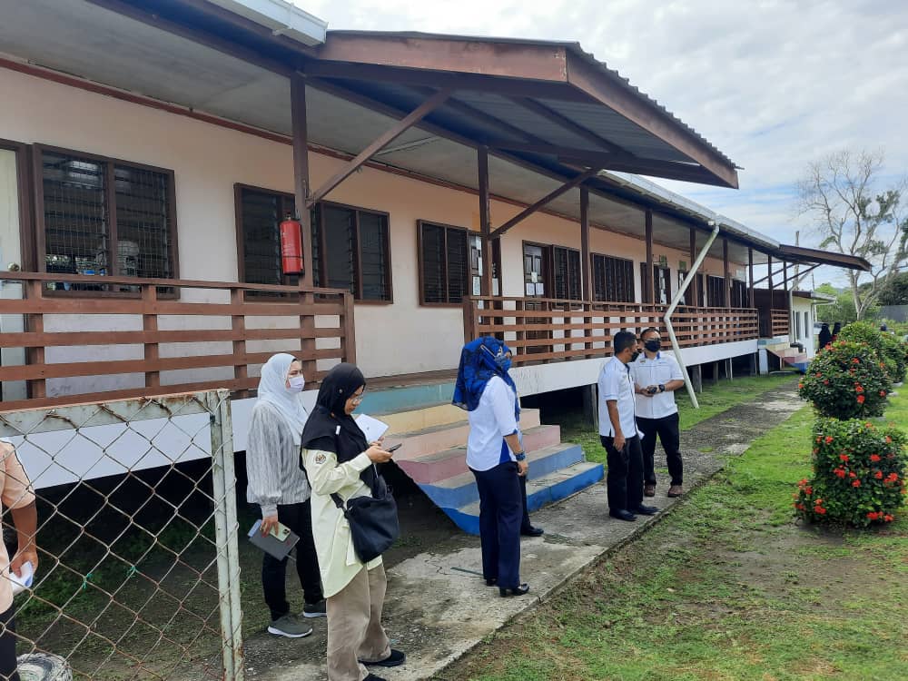 BPP1_CKP_JKR's tweet photo. Lawatan dan pemeriksaan pihak HOPT BPP1, CKP bersama HODT, PPD Tuaran dan JPN Sabah ke tapak cadangan bangunan gantian penuh SK Gayang, Tuaran, Sabah.
@JKRMalaysia 
@CKP_JKR https://t.co/2v9TgVqSkH