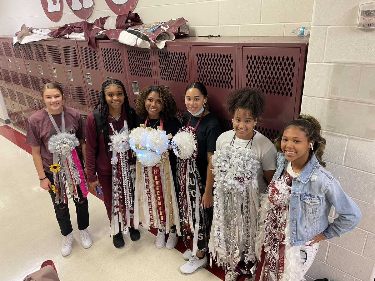 LHS_LadyHoops's tweet photo. HOCO VIBES ‼️😊🏀🤍🤎❤️🖤 #NextLevel🏀 https://t.co/dtLVVqpiEX