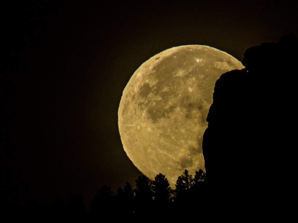HunterhouseP's tweet photo. TGIF. 

Full moonset (aka Hunter’s Moon) on 10/21/21. Moon was getting ready to set behind Cheyenne Mountain as seen from Cheyenne Mountain State Park, Colorado Springs, CO., USA.

#fullmoonset2021
#huntersmoon
#moon
#cheyennemountainco https://t.co/ziACsLZb4z