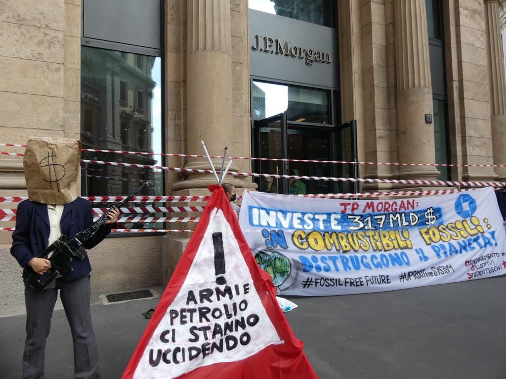 Today during the Global #ClimateStrike strudents from <a href="/CCSMILANO/">ccs_milano</a> e <a href="/FFF_Milano/">FridaysForFuture Milano</a> have occupied #JPMorgan  to denunce the billions of investment they do in #Weapons and #FossilFuels 

#TaxTheRich #UpRootTheSystem #FridaysForFuture