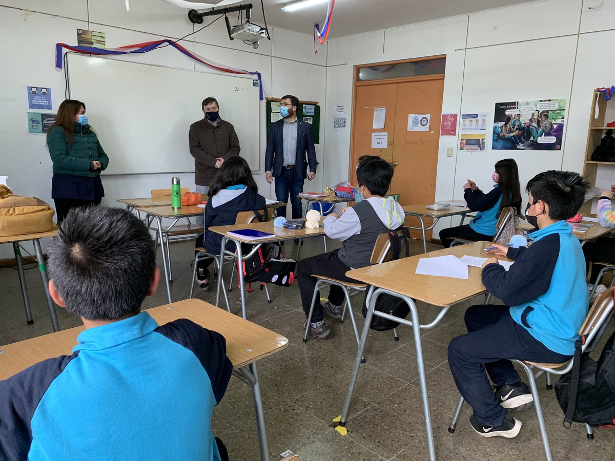 CulturaLosLagos's tweet photo. 📍Seremi @CesarPardoV se traslada hasta #Hualaihue para visitar la Escuela rural 745 “Semillero”, ubicada en el sector de #Rolecha, comunidad educativa que por 1º vez cuenta con Programa #Acciona que beneficiará con #EducaciónArtística a 97 niños y niñas a través de @culturas_cl https://t.co/EMzEiPwslH