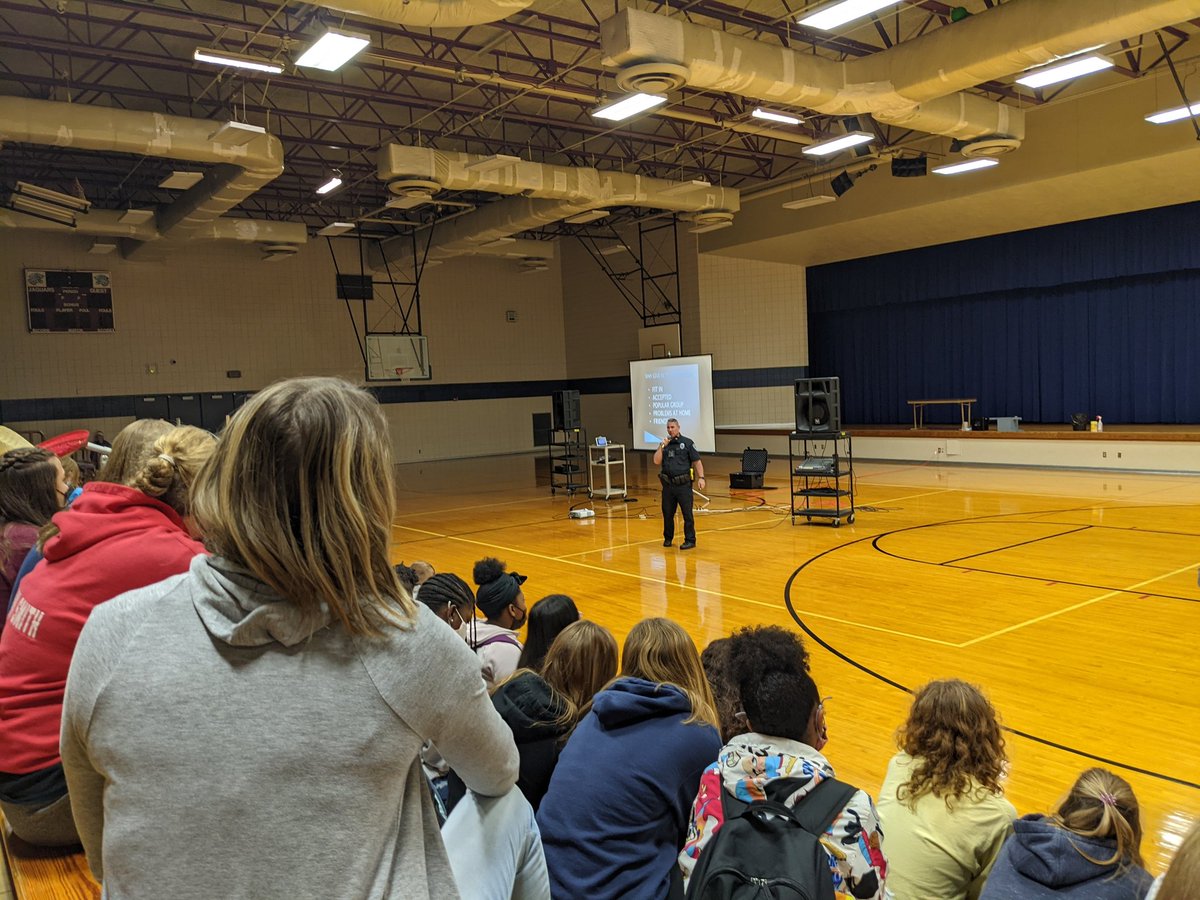 MrTrtan's tweet photo. @DAREMishawaka Lt. Williams giving an anti-Vaping talk to our @SCMJohnYoung 7th graders on the last day of #RedRibbonWeek. https://t.co/QRi3H6Mc5i