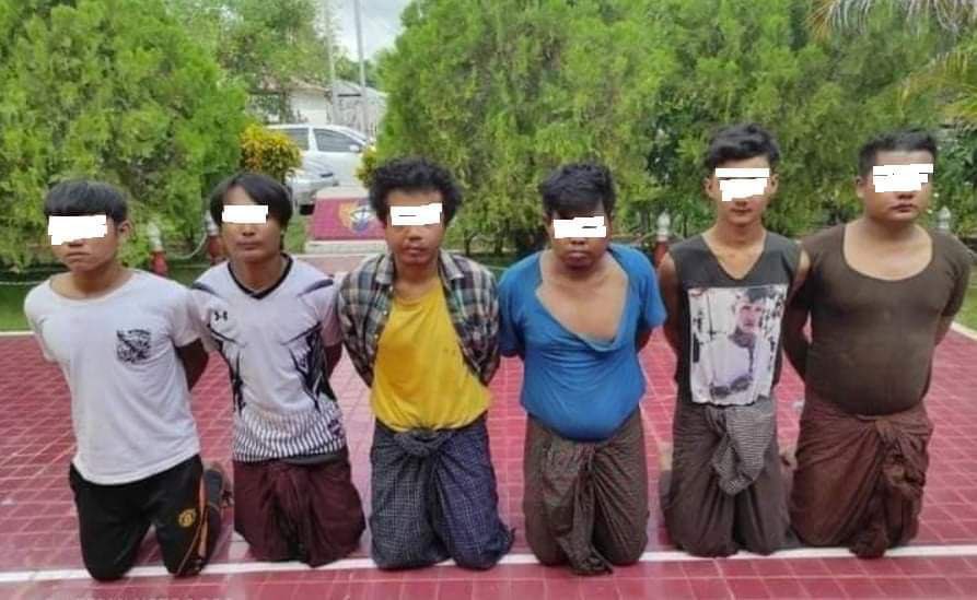 Junta Terrorists aired images of 16 handcuffed civilians who’re accused of involving in resistance forces and arbitrarily ABDUCTED in #Sagaing’s #ShweBo township in recent days. The detainees’ faces appeared bloodied and bruised. 
#Oct22Coup 
#WhatsHappeningInMyanmar