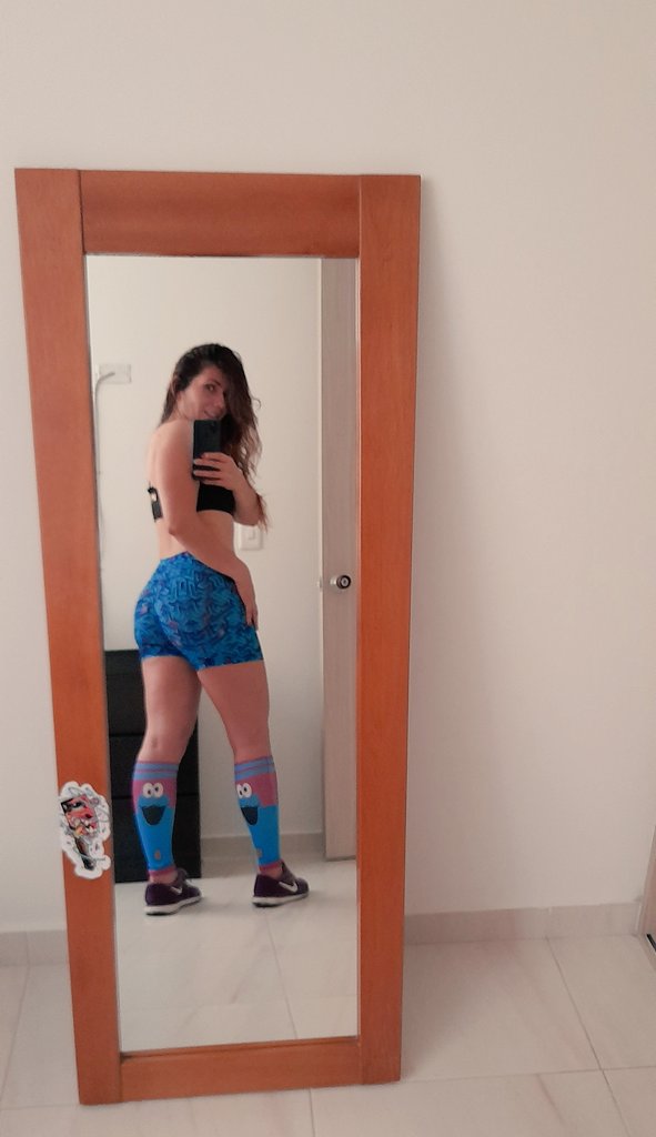 Tatta_Fore's tweet photo. Por aquí chicaneando mis pantorrilleras de Elmo. #MeWantCookies https://t.co/3wsKxZ5Jtr