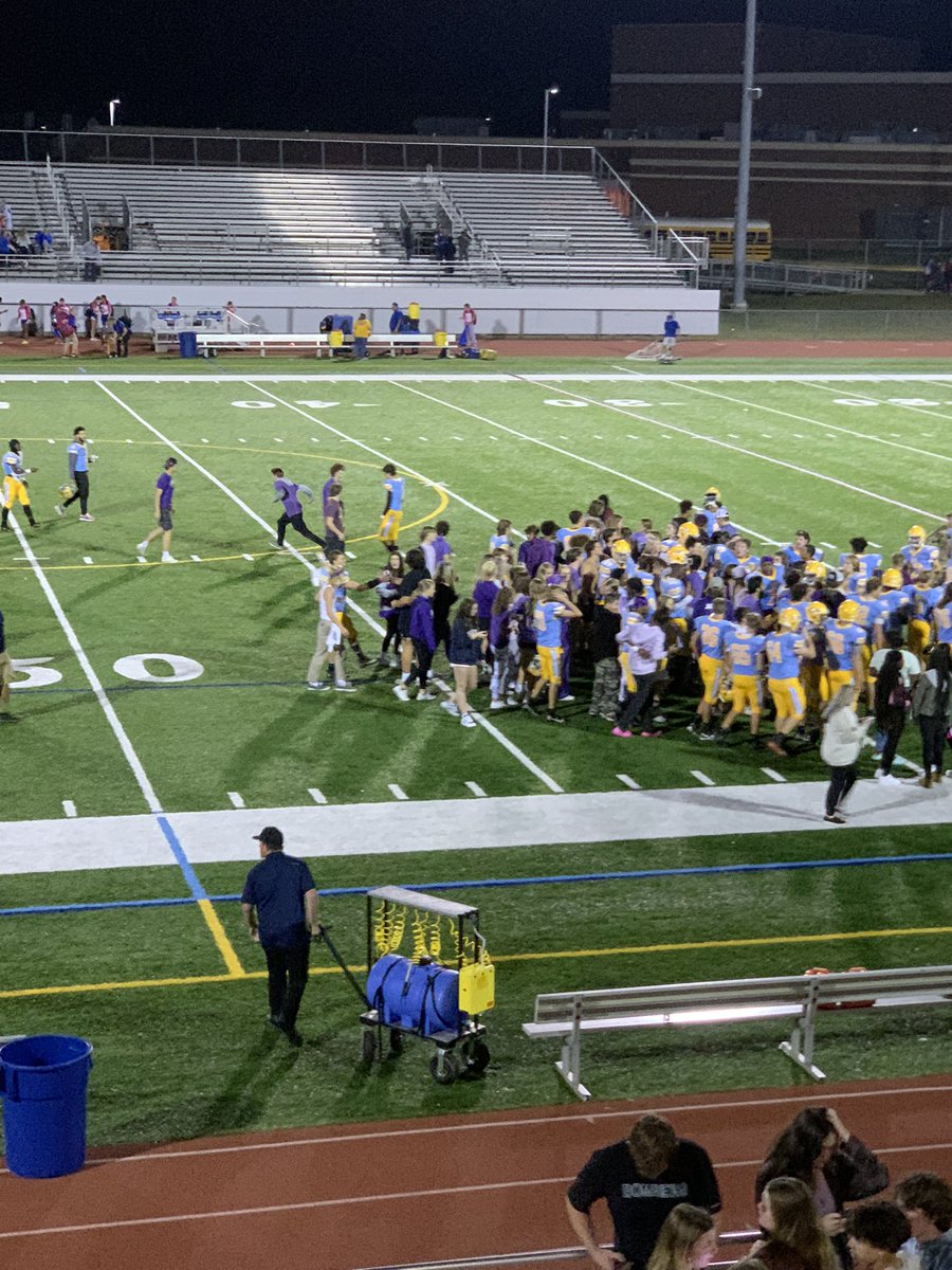 dgarson34's tweet photo. Gameday against the State Champs… join me on 105.9 FM starting @ 630p for Cape vs. Sussex Central #sportsbroadcasting #football @CapeHSFootball https://t.co/CQelA2UaZh