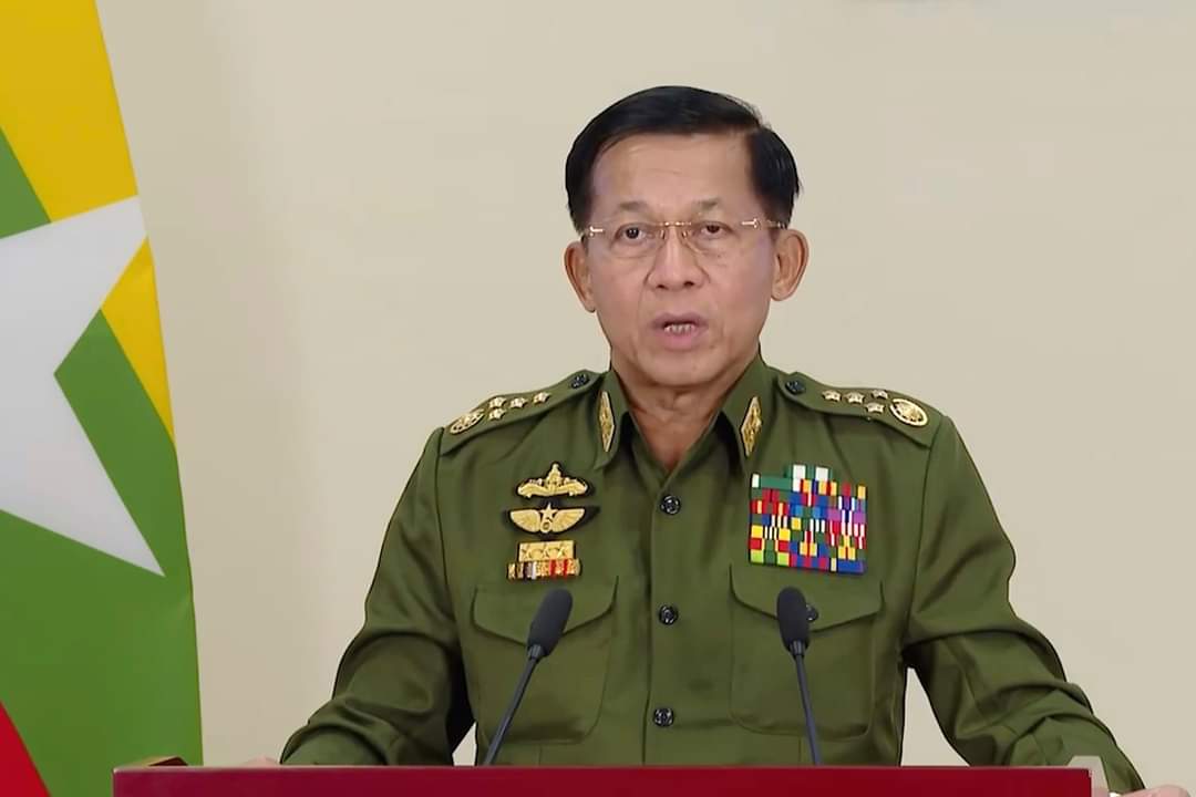 myanmarboii's tweet photo. Coup leader Min Aung Hlaing said he will not obey ASEAN decision of not inviting them to ASEAN Summit 2021.He added that the decision is against ASEAN protocols. He is still finding a way to attend Summit that will held from Oct 26 to Oct 28.
#WhatsHappeningInMyanmar 
#Oct22Coup https://t.co/idhpaxP3jd