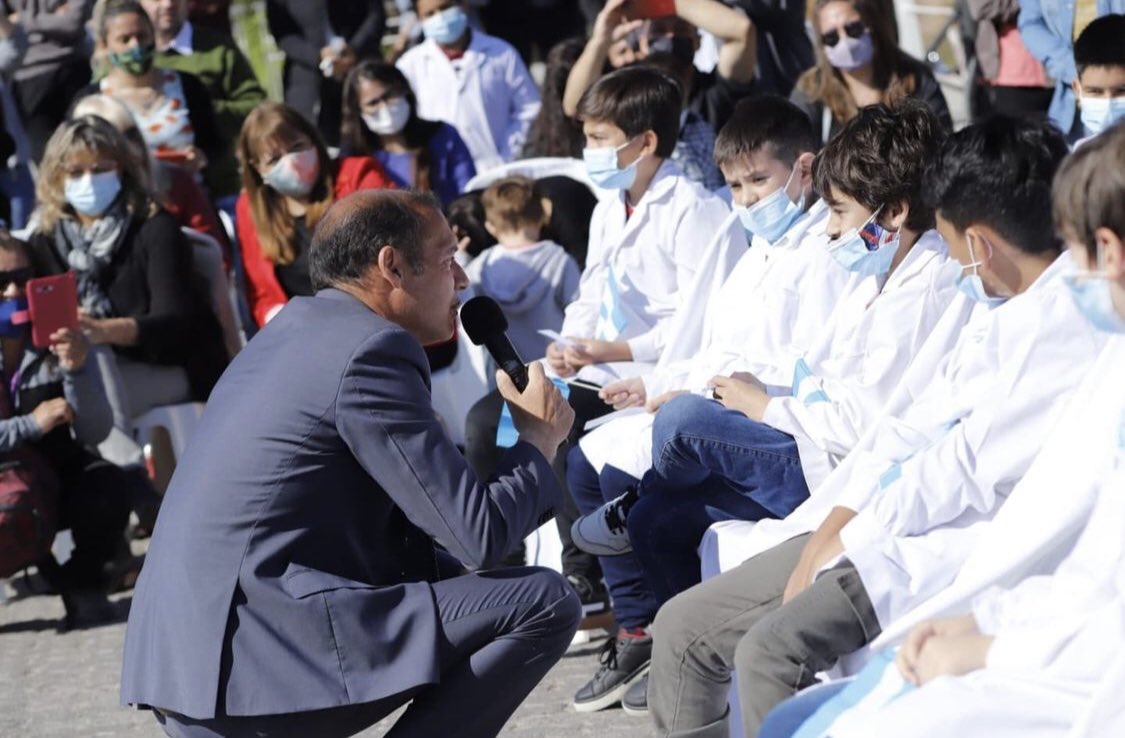 msmoljan's tweet photo. Acto de promesa a la bandera, al aire libre, el gobernador sin barbijo, los chicos con barbijo…
¿Por qué los chicos siempre ultimos? https://t.co/7rGvcdXSiu