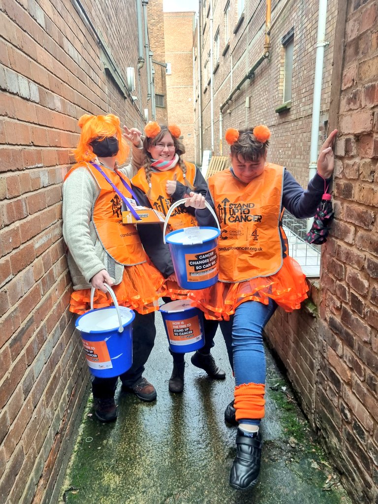 CrukChesterFG's tweet photo. Our staff and amazing #volunteers are out collecting for #SU2C today in #Chester I think you will be able to spot them 😀 a touch of brightness on this rainy day @MellorCDE @SU2CUK @ChesterBID @CRUKShops @chestertweetsuk @SU2C @CR_UK https://t.co/nv0clnNhWo