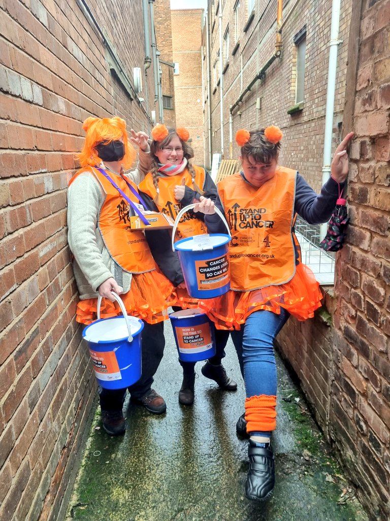 CrukChesterFG's tweet photo. Our staff and amazing #volunteers are out collecting for #SU2C today in #Chester I think you will be able to spot them 😀 a touch of brightness on this rainy day @MellorCDE @SU2CUK @ChesterBID @CRUKShops @chestertweetsuk @SU2C @CR_UK https://t.co/nv0clnNhWo