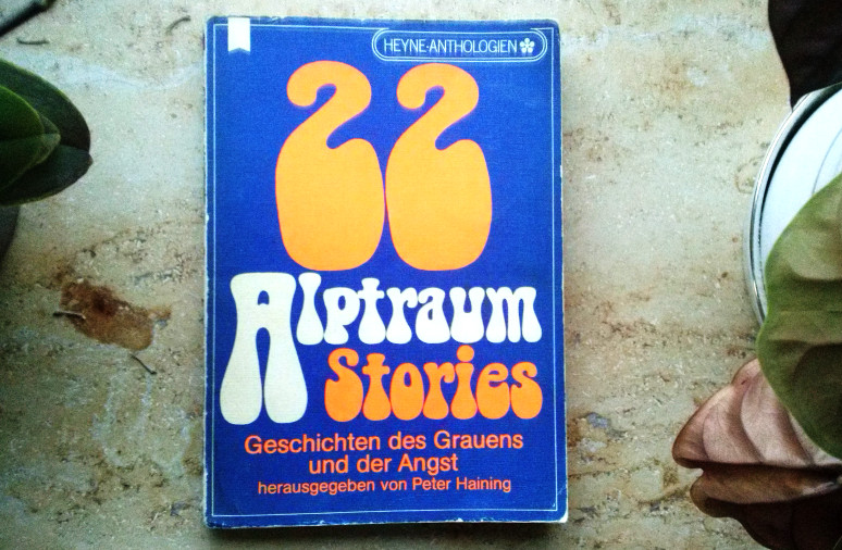 ArkhamInsiders's tweet photo. In der alten Heimat … und gleich ein toller Fund im Bücherschrank. Ich liebe diese klassischen Anthologien vom #HeyneVerlag. Hier mit an Bord: #Lovecraft mit „Der Geistliche“ (The Evil Clergyman). Womit wir beim Autor des heutigen Abends wären … https://t.co/0Pr7NC1Vfr