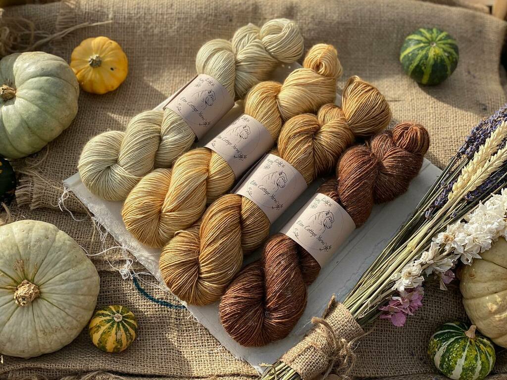EdenCottage's tweet photo. Coming on Tuesday at 3pm to a website near you: Keld Fing. merino/linen in a fairly autumnal palette 🍂🌾

We’ve had way too much fun with this lot. 😁

I’ll share more pics; with 20+ colours to choose from there are a lot! 🥰

#EdenCottageYarns #MerinoL… https://t.co/SZV8RsbCZk https://t.co/ziV1n502X8