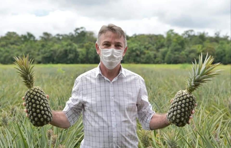 antoniodenarium's tweet photo. 🍍🌿Fiz um aporte de R$ 5 milhões, para beneficiar os produtores rurais e agora vejo os frutos. Ajudar o pequeno produtor, inclusive em áreas indígenas é promover o fortalecimento econômico do estado
#AgriculturaFamiliar #DesenvolveRR #Seapa #GovernoTrabalhando #GovernoDeRoraima https://t.co/GCMtIDrO7U