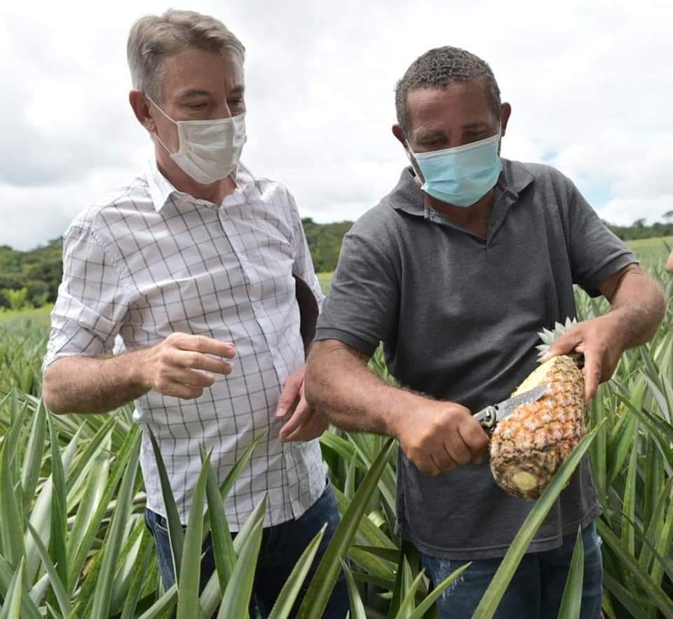antoniodenarium's tweet photo. 🍍🌿Fiz um aporte de R$ 5 milhões, para beneficiar os produtores rurais e agora vejo os frutos. Ajudar o pequeno produtor, inclusive em áreas indígenas é promover o fortalecimento econômico do estado
#AgriculturaFamiliar #DesenvolveRR #Seapa #GovernoTrabalhando #GovernoDeRoraima https://t.co/GCMtIDrO7U