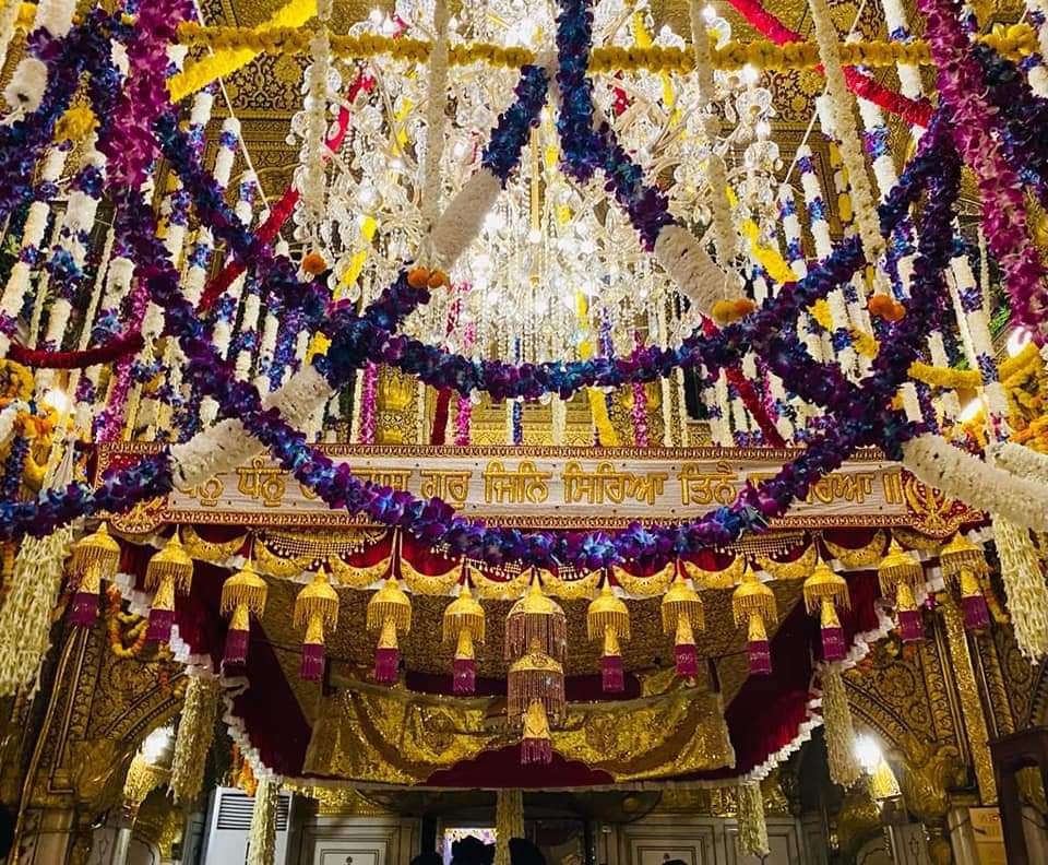 manpreetsroop's tweet image. -ਧੰਨੁ ਧੰਨੁ ਰਾਮਦਾਸ ਗੁਰੁ ਜਿਨਿ ਸਿਰਿਆ ਤਿਨੈ ਸਵਾਰਿਆ ॥ ਪੂਰੀ ਹੋਈ ਕਰਾਮਾਤਿ ਆਪਿ ਸਿਰਜਣਹਾਰੈ ਧਾਰਿਆ ॥
-ਗੁਰ ਰਾਮਦਾਸ ਚਉਥੇ ਪਰਗਾਸਾ ।। ਜਿਨਿ ਰਟੇ ਨਿਰੰਜਨ ਪ੍ਰਭੁ ਅਭਿਨਾਸਾ ।।
 ਚੌਥੇ ਸਤਿਗੁਰੂ ਸ੍ਰੀ ਗੁਰੂ ਰਾਮਦਾਸ ਜੀ ਦੇ ਪ੍ਰਕਾਸ਼ ਗੁਰਪੁਰਬ ਦੀਆਂ ਵਧਾਈਆਂ ਹੋਣ। 
#SriGuruRamdasSahibJi #ParkashGurpurab