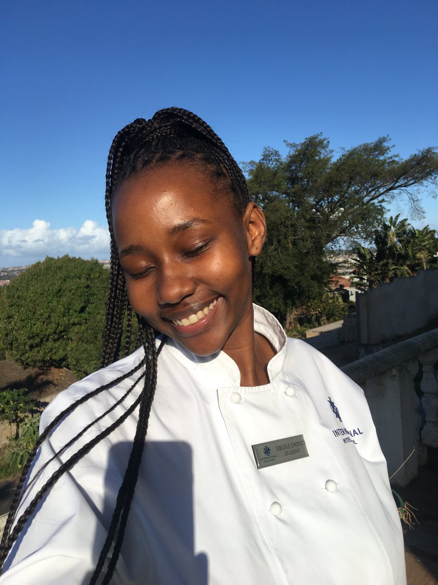 itsAphsie's tweet photo. I have to #ShineAlight on our new favourite #Chef, she has secured me a #DeliciousLife 😋
Meet chef @SibusileChonco 👩🏾🍳
R25k ♥︎ MaYeni ♥︎ Thabo Mbeki https://t.co/H1gfvWlHt2