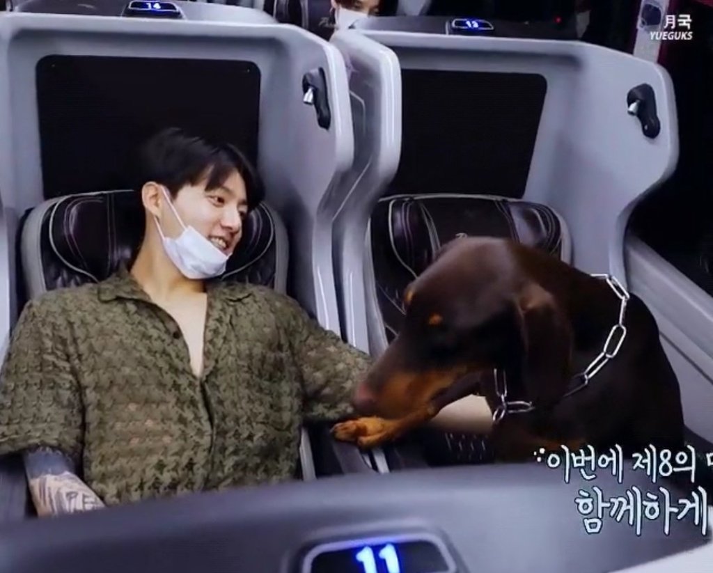 gummyeyesmiles's tweet photo. @MerchDropBam Get you a man who would look at you the way JK looks at Bam. π₯Ί
@taegimincutie @iamsugacoated @jamkoobi #merchdropBAM https://t.co/q6dJOExsEx