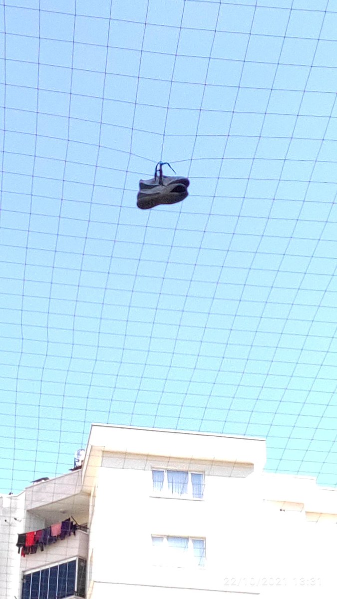 Halı sahanın ip örgü kısmında yani tavanına nasıl koydularsa, sınıfın tavanında ki ayakkabı izi misali😂