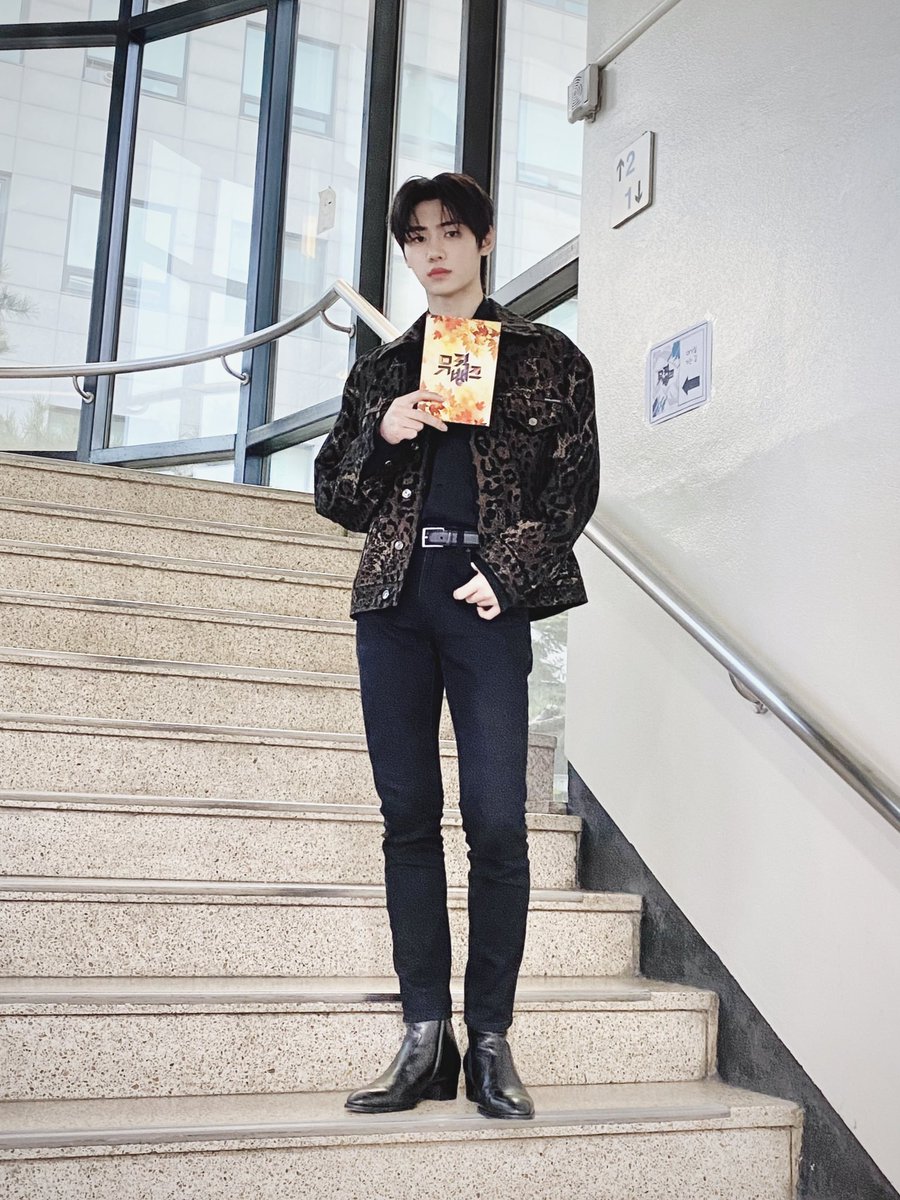 k_arinayu's tweet photo. —
𝐌𝐂 𝐒𝐮𝐧𝐠𝐡𝐨𝐨𝐧 3rd week: done and dusted! Thank you for tuning into Music Bank today, everyone! 🙌🏼

I had a lot of fun today because my boys were around again this week. And we won 1st today! Hehe. 🐧🤍

—
#TamedDashed3rdWin 
#Tamed_Dashed3rdWin 
#ENHYPEN https://t.co/RLGggi4M5g