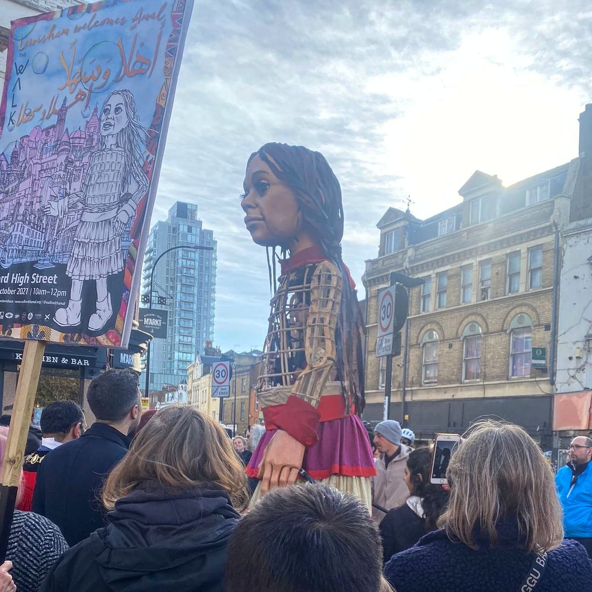 A huge crowd out today to celebrate the Walk of Amal arriving in Deptford in support of refugees. There are more celebrations planned in England for the final leg of her journey across Europe: walkwithamal.org/the-journey/
#walkofamal #RefugeesWelcome #ChooseLove #LittleAmal