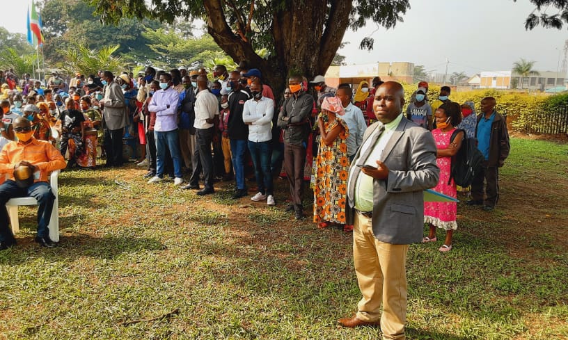 ukamenge's tweet photo. #Isekeza ryo kuvura no kubaga #indwara z'#amaso ryatunganijwe n'#Ubuyobozi Bukuru bwa @ukamenge bufadikanije n'#amashirahamwe #Benaa na #Albasar. #Abaganga b'abahinga bo muri #Arabiya #sawudute bari kumwe n'#abarundi nibo bariko bakora ivyo #bikorwa kuva 22-27/10/2021. https://t.co/8EVqOR5dpD