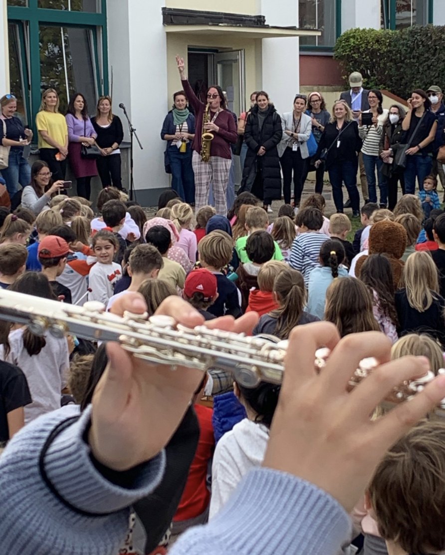 In this student-produced video, Music Teacher Ms. Suzanne Higgins, leads Elementary School - with a little help our outstanding IB musicians and Grade 8 Band! - in performing Duke Ellington's classic 'C’ Jam Blues'!

Have a great October Break everyone!
youtu.be/p639YHSZd1E