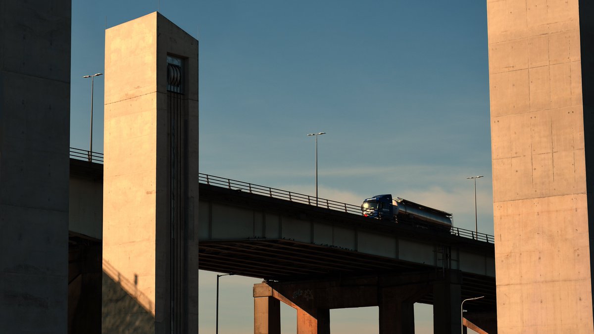 northtrucktales's tweet photo. Infrastructure. @NorthernPOW #Bartonbridge #Saflord #Manchestershipcanal #M63 #infrastructure #architecture #concrete #Manchester https://t.co/iCaKWHeXA3