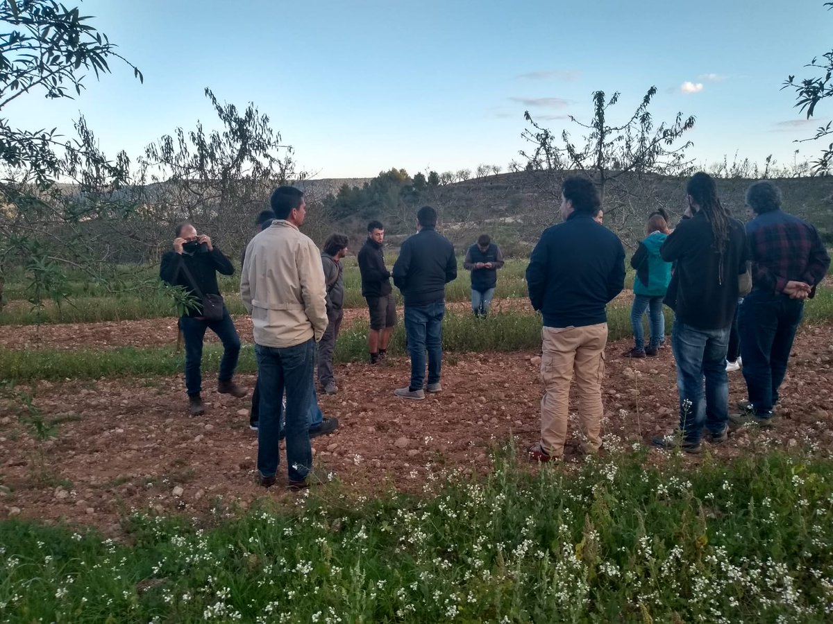 uniopagesos's tweet photo. 👉👩🌾 Una vintena de pagesos i tècnics han visitat avui una explotació de #SantMartideTous, #Anoia, en el marc del curs pluriregional de conversió a #ametller ecològic organitzat per @uniopagesos. La visita segueix a #Brafim, #AltCamp i a la @TerraAlta https://t.co/Mg6zCYZbwh
