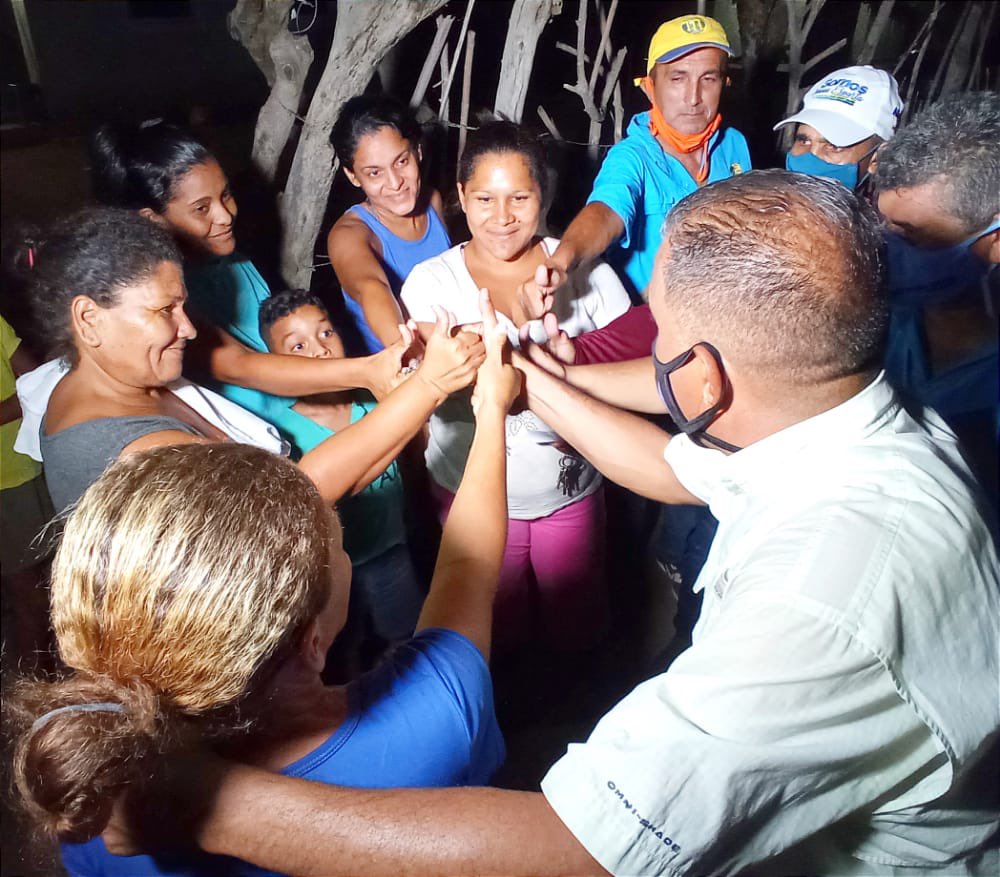 alfreditodiaz's tweet photo. ¡Que alegría ver a mi gente decir, aquí estamos con la UNIDAD! 
La comunidad Maria Auxiliadora de La Guardia salió a la calle a respaldar y sellar el compromiso de cambio que queremos. https://t.co/SPiR8bViKJ