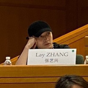 1485print's tweet photo. yixing attending a class at harvard centre shanghai! https://t.co/ml9CqGKCd4