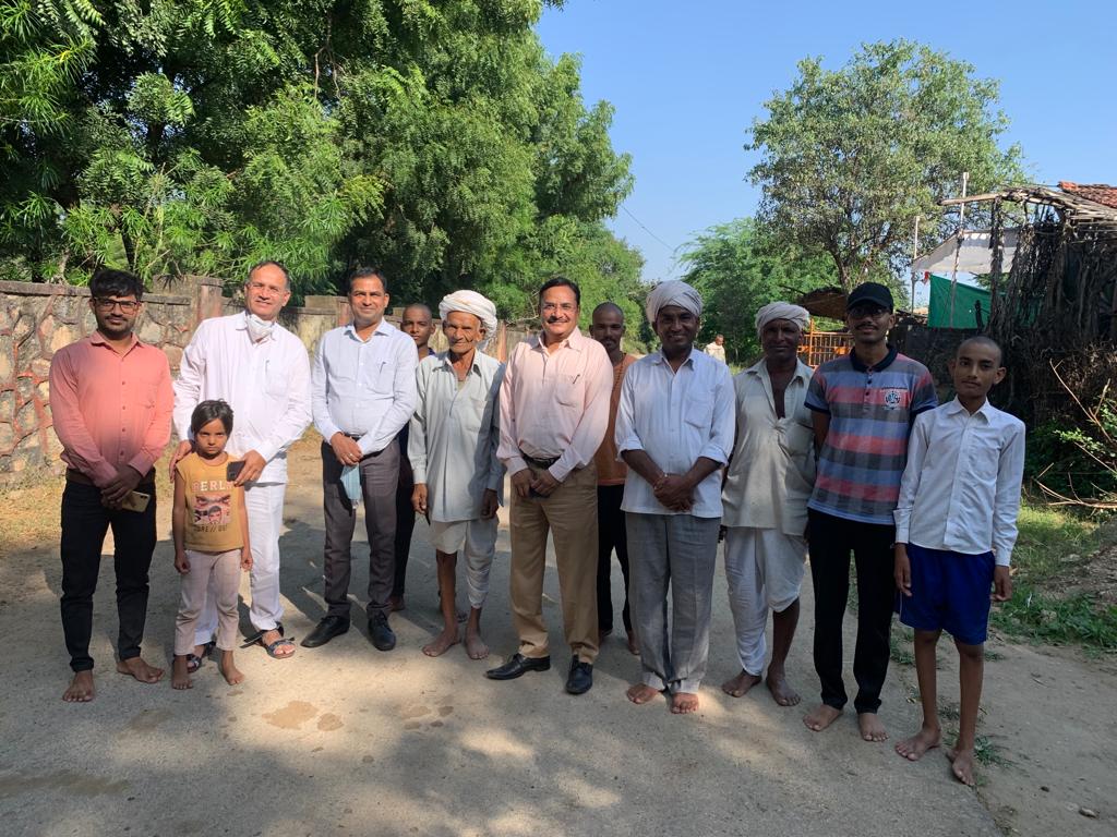 IamMadanMeghwal's tweet photo. राजस्थान की वल्लभनगर विधानसभा उपचुनाव में वहॉ के मतदाताओं से मुलाकात कर कांग्रेस को वोट देने की अपील की ओर सभी जनों ने पूर्ण समर्थन देने के लिए आश्वस्त किया ।
#Congress 
@INCIndia @INCRajasthan @RahulGandhi @ashokgehlot51 @ajaymaken @GovindDotasra https://t.co/QKlEwf71Sb